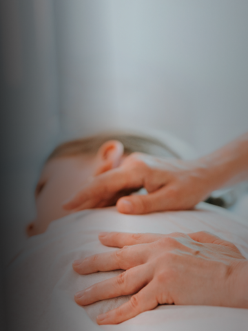 Foto de uma menina fazendo exercício na fisioterapia