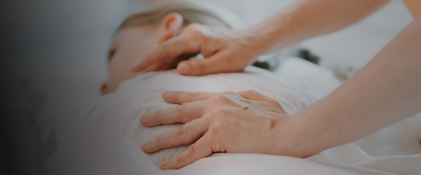 Foto de uma menina fazendo exercício na fisioterapia
