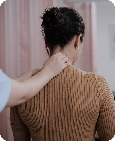 imagem de uma pessoa de costas com profissional apertando na região da nuca