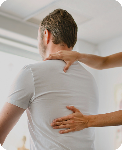 Imagem de um rapaz de costas com uma mão posicionada sobre a nuca e outra nas costas