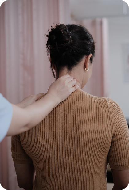 Imagem de um paciente com profissional posicionado com as mãos na área da nuca
