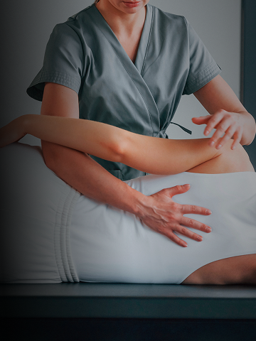 Foto de uma menina fazendo exercício na fisioterapia