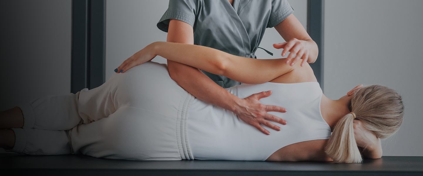 Foto de uma menina fazendo exercício na fisioterapia
